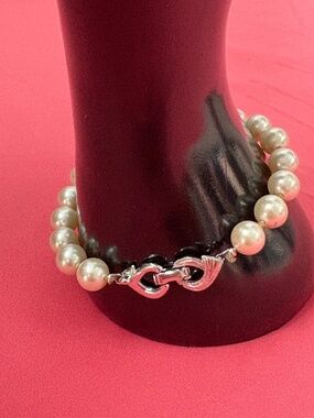 Vintage Petite Faux-Pearl Bracelet with Decorative Clasp — 5.8"